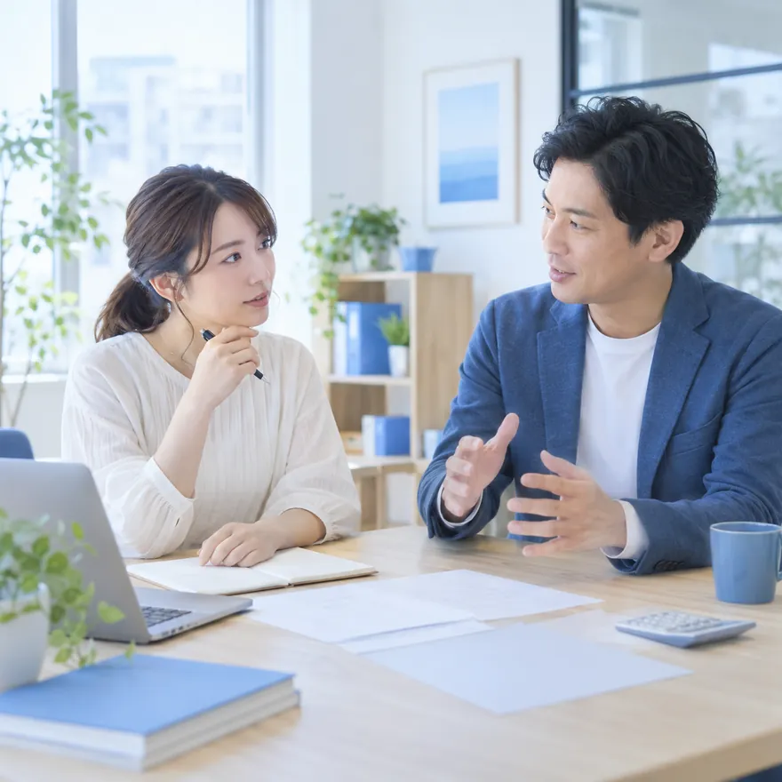 創業の計画書を前に相談する様子